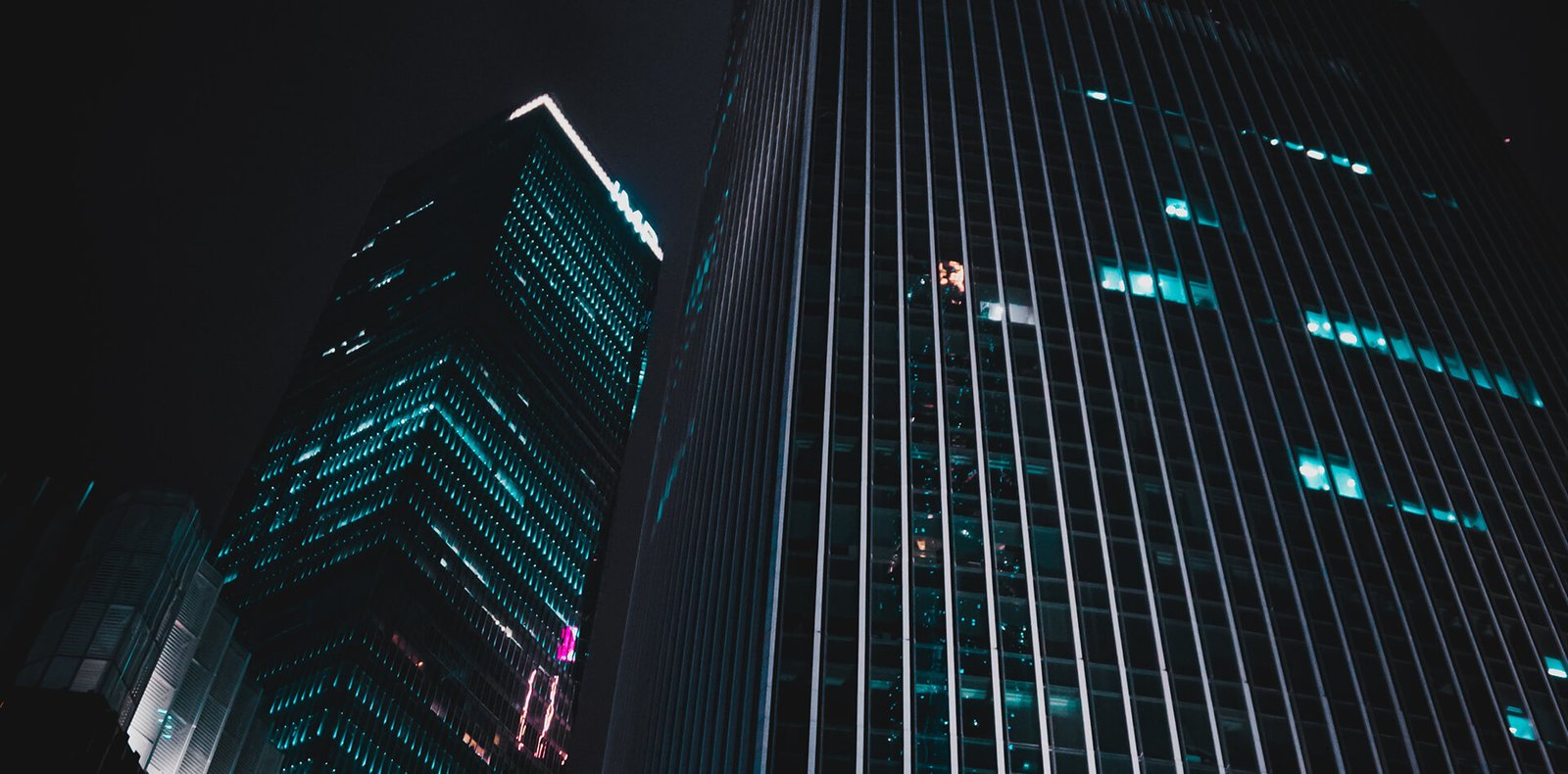 Equipo trabajando en soluciones tecnológicas